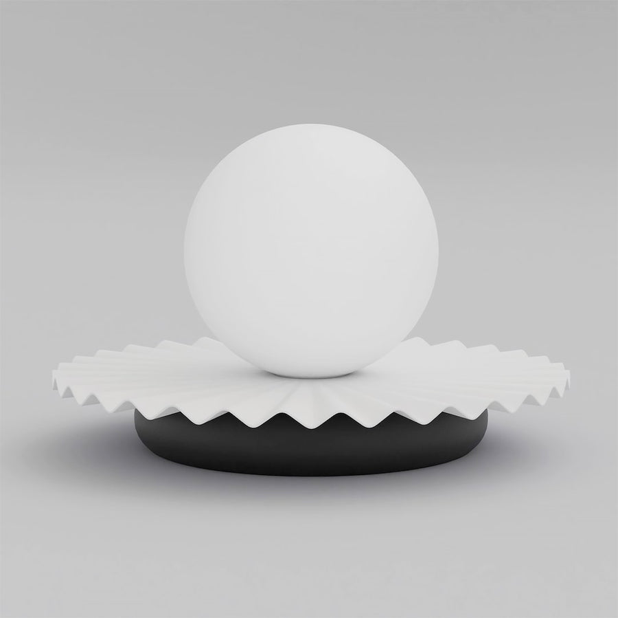 Vue de face du luminaire sur fond gris, sphère blanche sur socle noir.