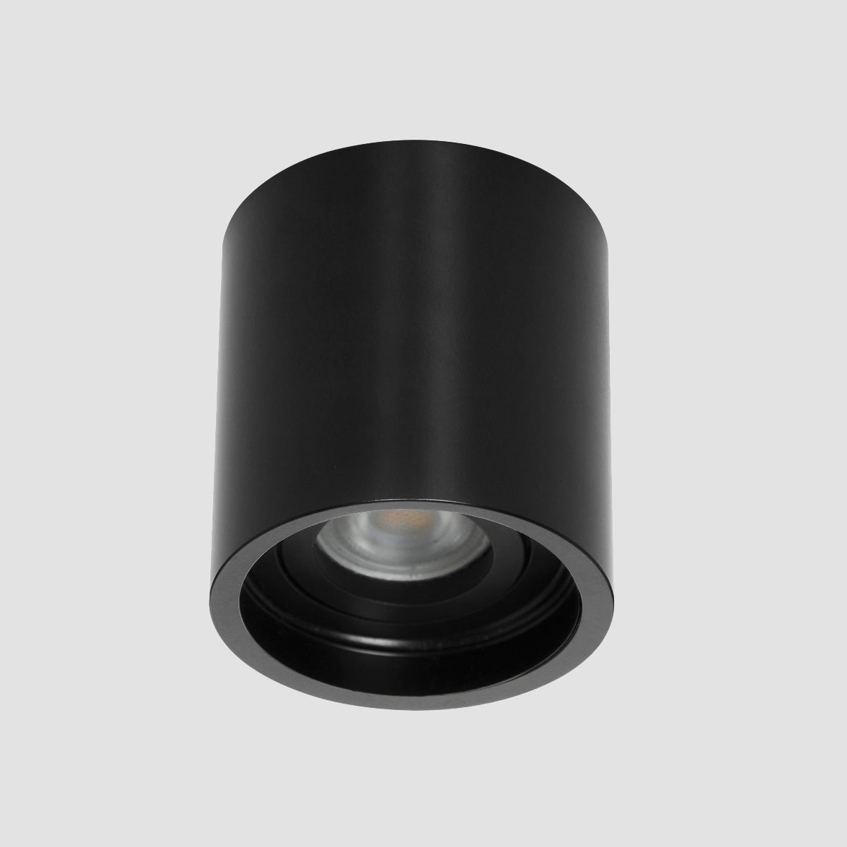Détail de la lentille LED et de la bague interne noire du projecteur