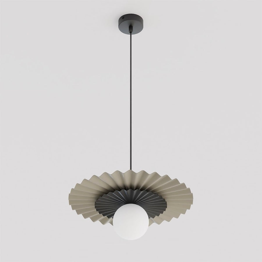 Suspension de face sur fond blanc, abat-jour plissé beige et globe de verre blanc