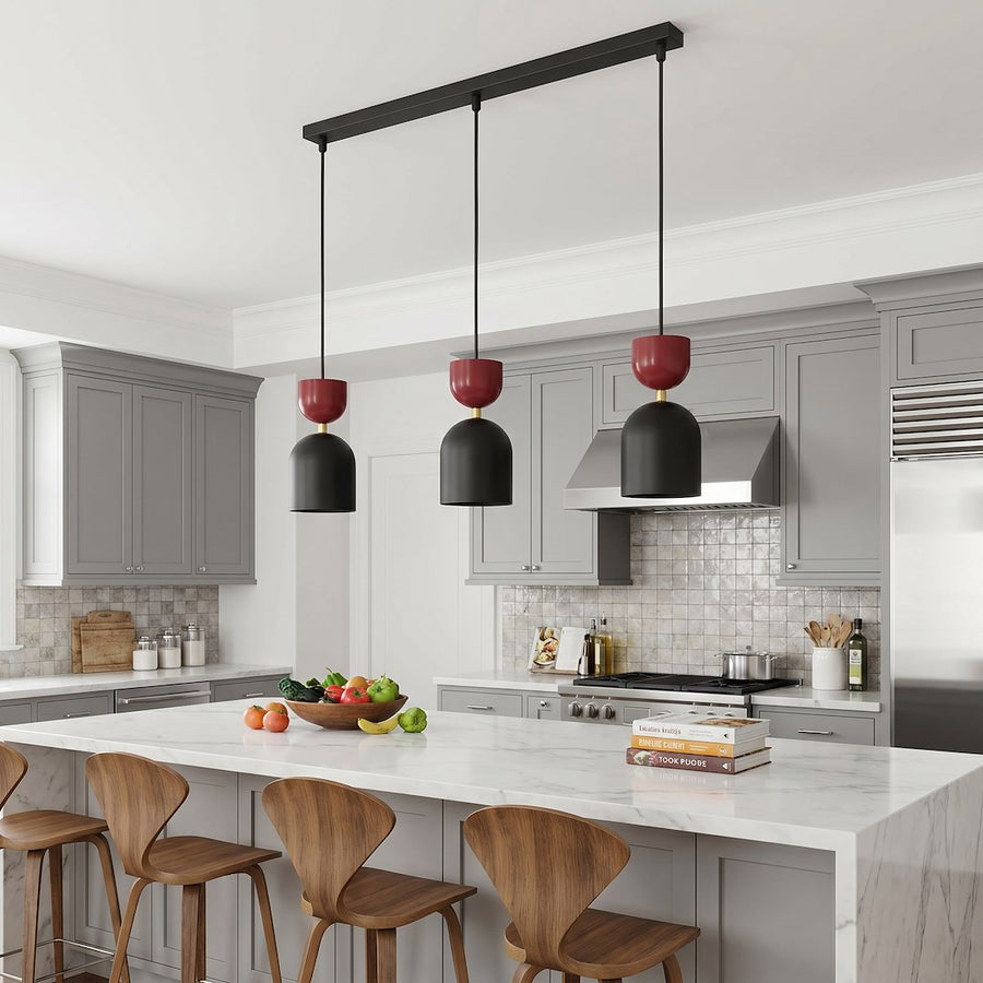 Mise en ambiance dans une cuisine grise avec îlot central et tabourets en bois