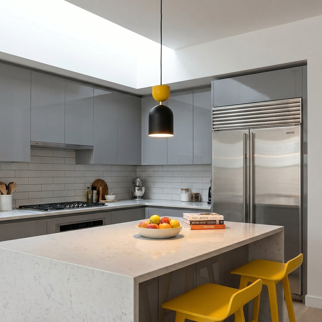 Cuisine moderne, suspension au-dessus de l'îlot avec tabourets jaunes assortis