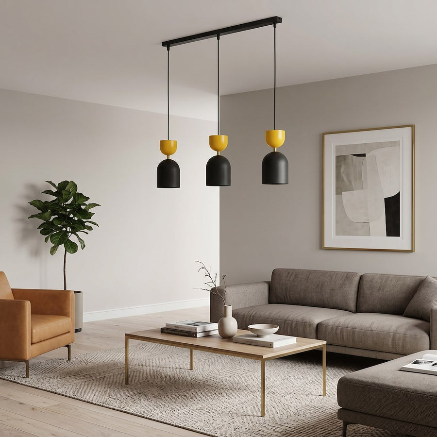 Mise en ambiance salon avec canapé gris et trois suspensions noires jaunes suspendues