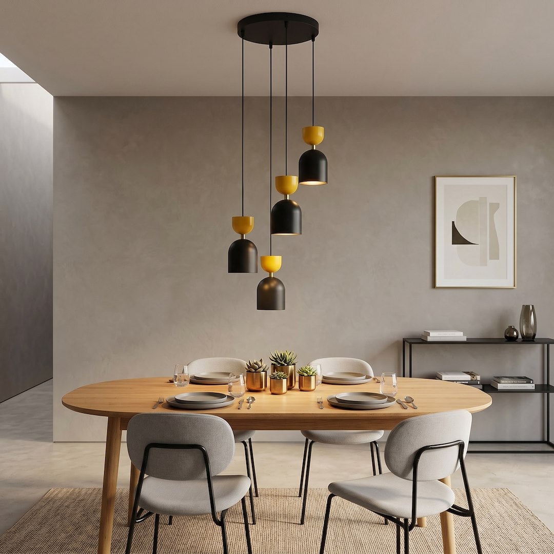 Mise en ambiance au-dessus d'une table ovale en bois clair dans une salle à manger