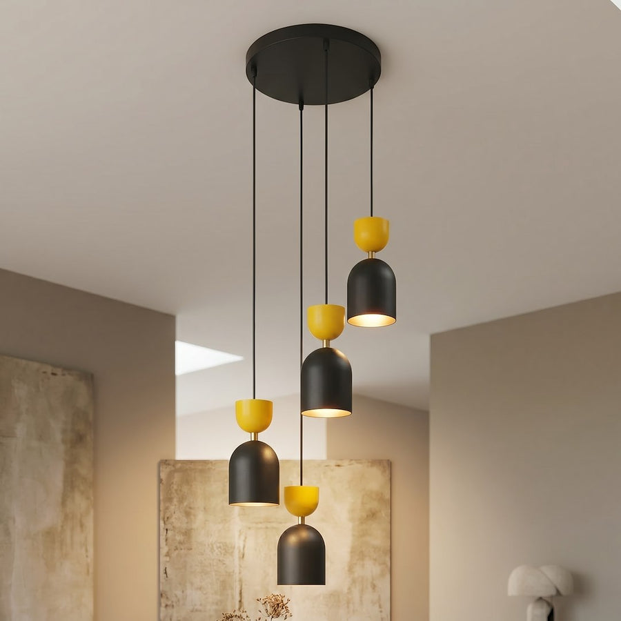 Gros plan en contre-plongée sur les abat-jours allumés diffusant une lumière chaude