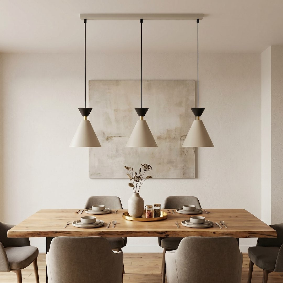 Mise en ambiance au-dessus d'une table en bois dans une salle à manger