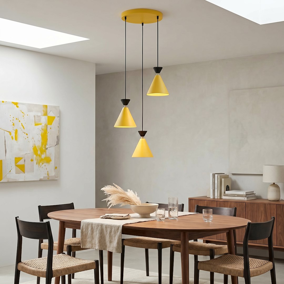 Mise en ambiance au-dessus d'une table à manger en bois, suspension jaune allumée.