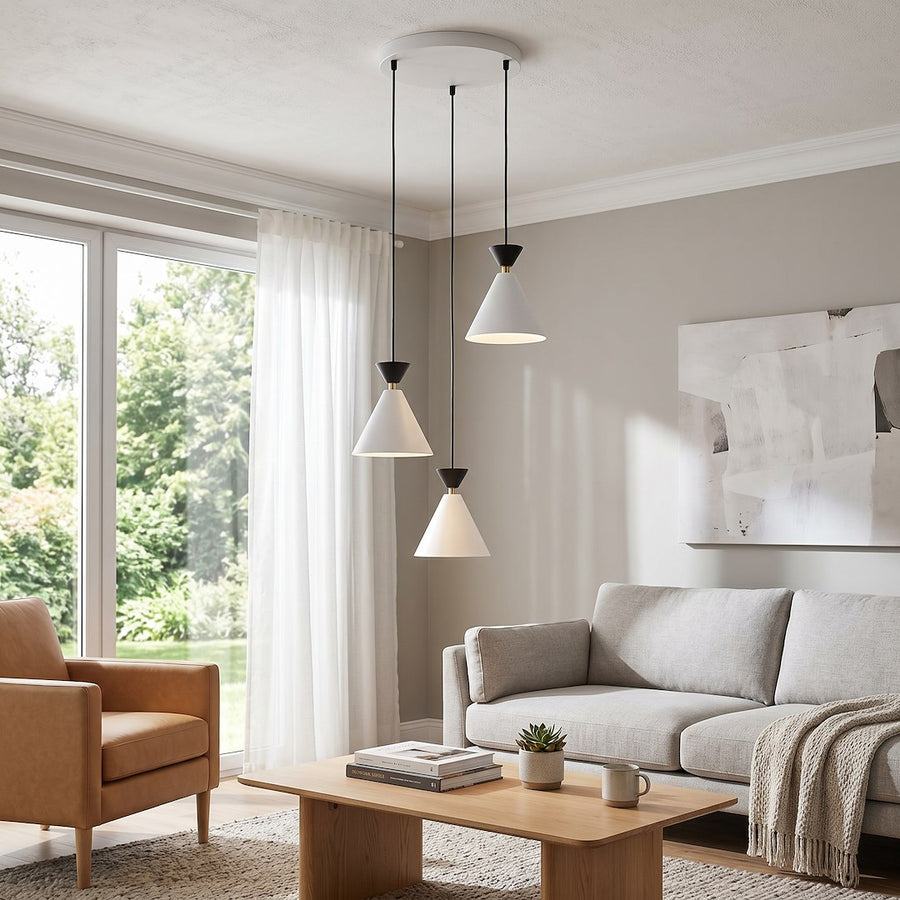 Suspension allumée dans un salon, canapé gris et grande baie vitrée