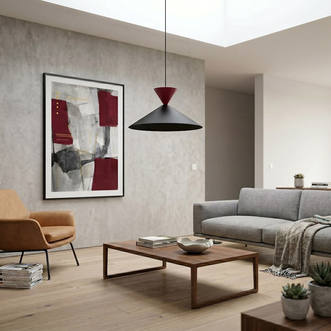 Mise en ambiance salon avec canapé gris, fauteuil tan et tableau abstrait