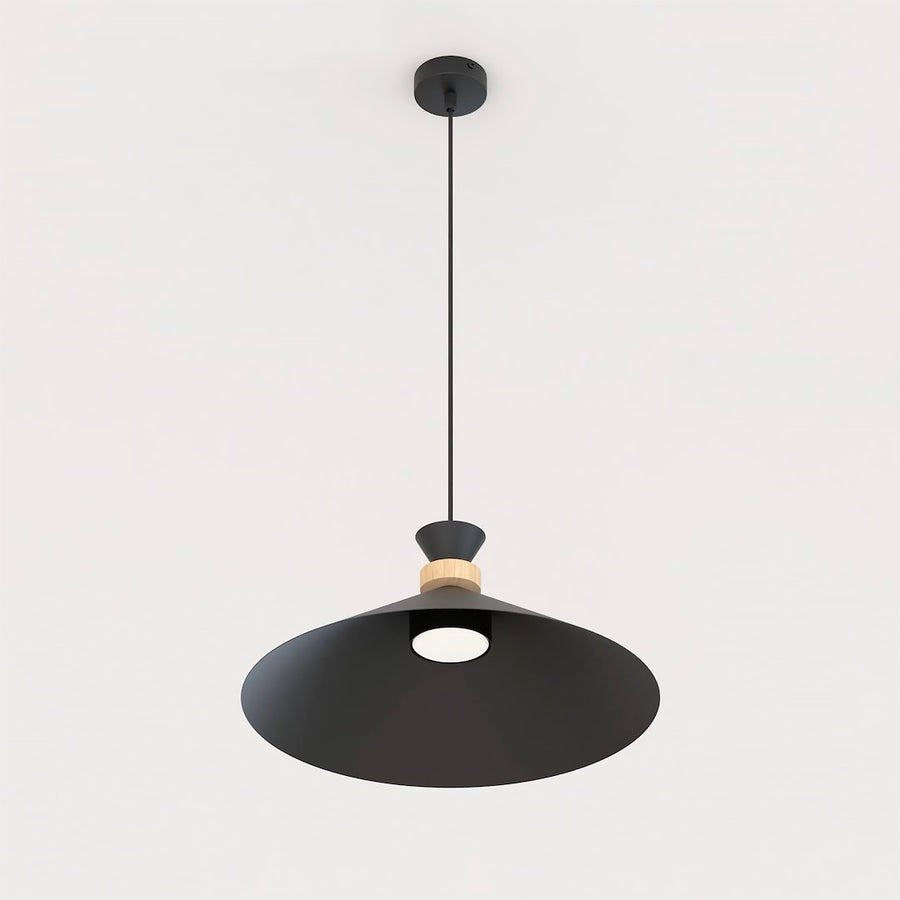 Vue de dessous montrant l'ouverture circulaire et l'intérieur du cône noir
