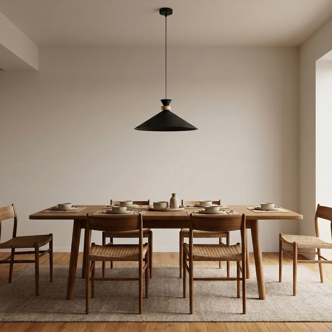 Mise en ambiance au-dessus d'une table de salle à manger en bois clair