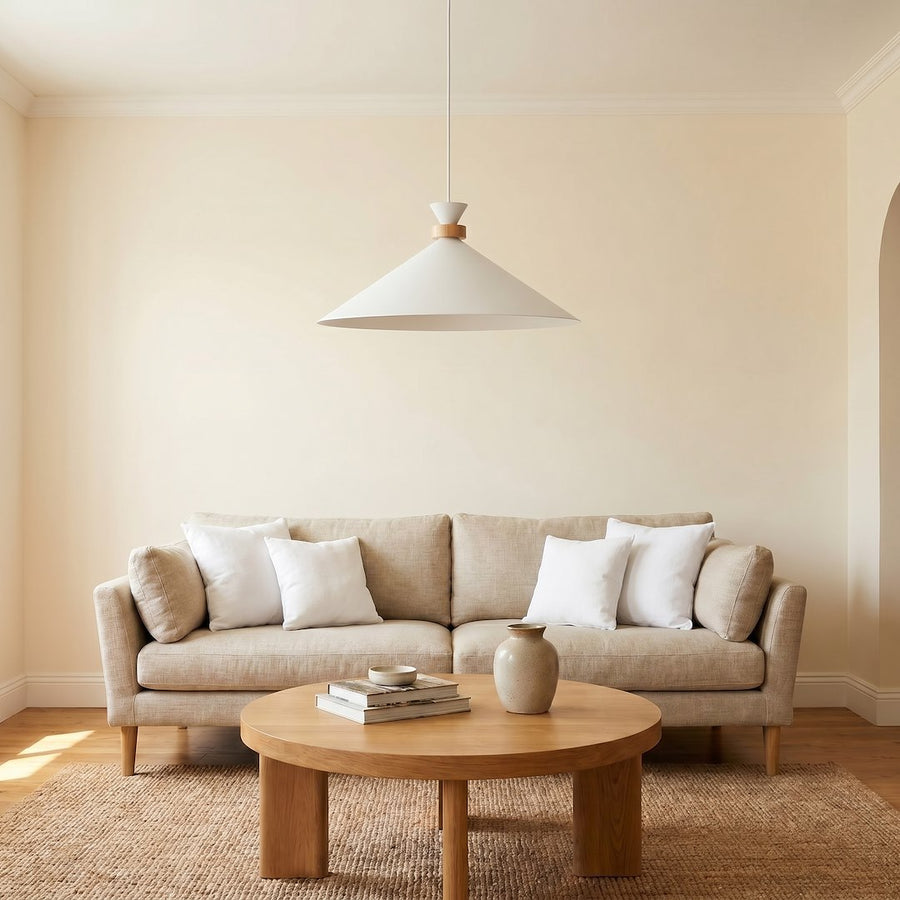 Vue en situation dans un salon, suspension blanche au-dessus d'un canapé beige et table basse.
