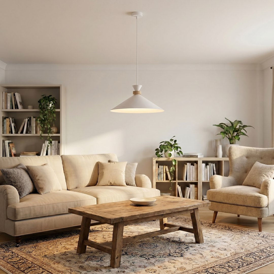 Suspension allumée dans un salon beige avec canapé, bibliothèque et tapis