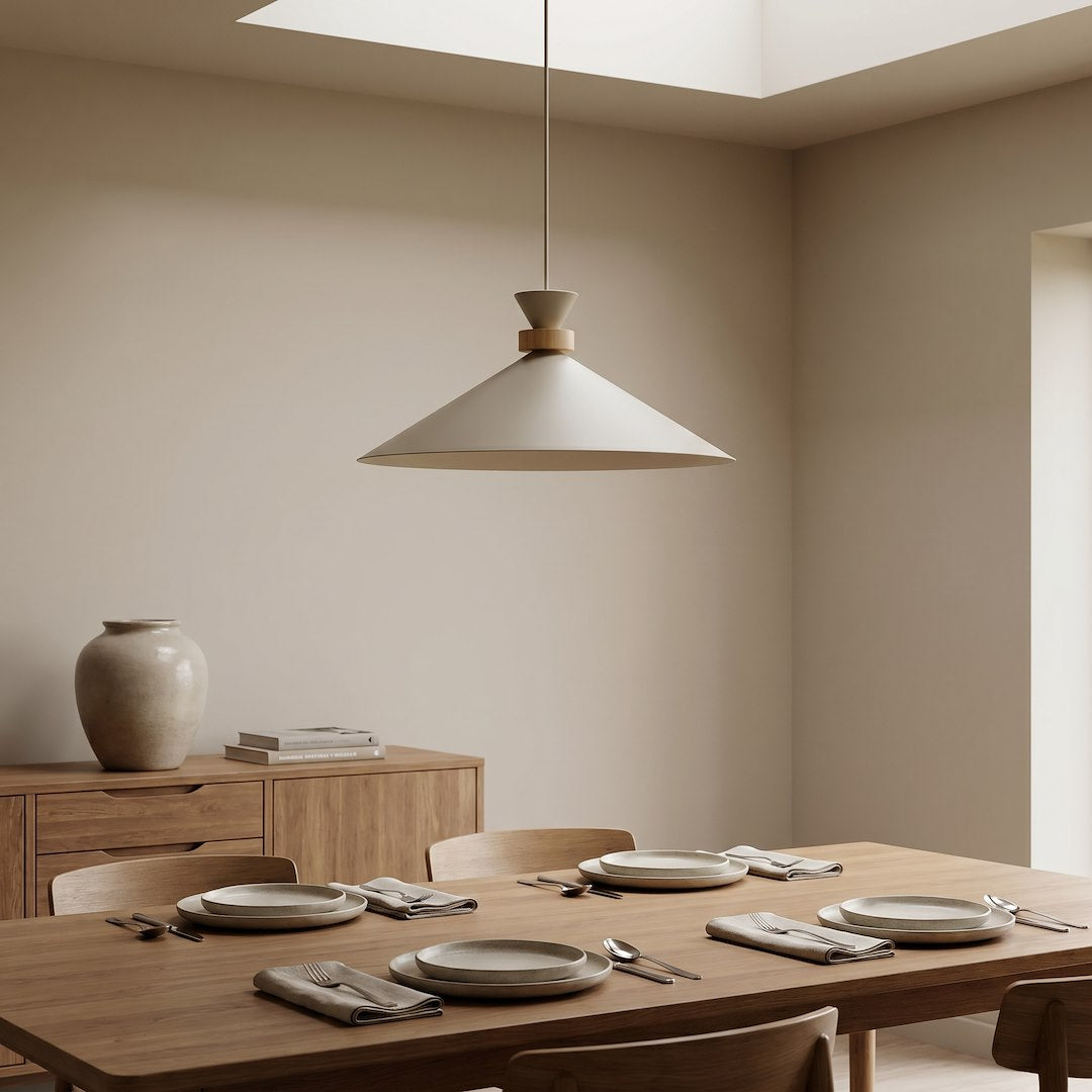 Mise en ambiance au-dessus d'une table de salle à manger en bois