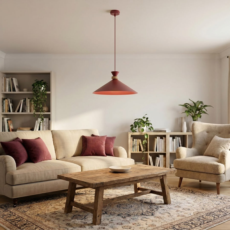 Suspension allumée dans un salon beige avec canapé et coussins bordeaux