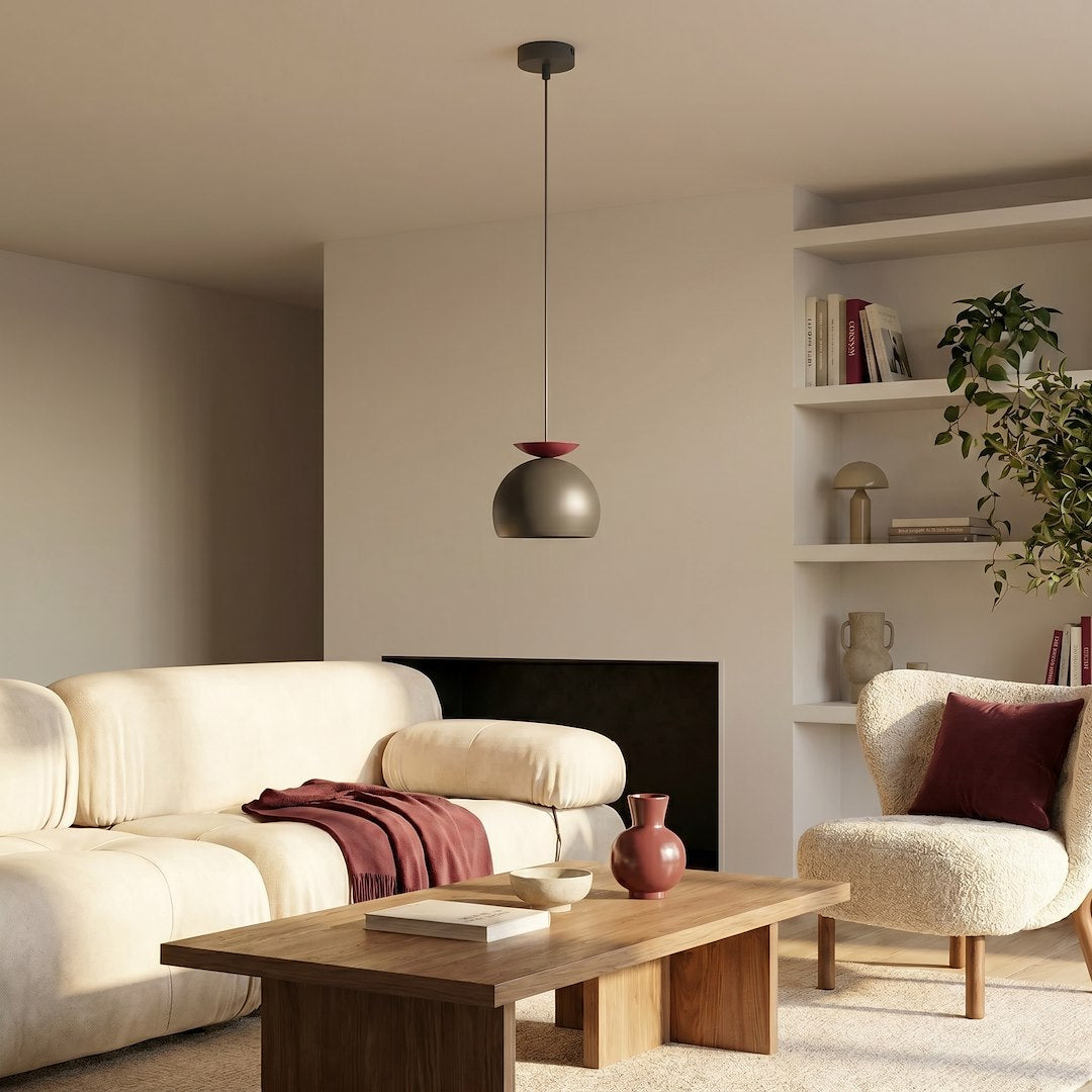 Mise en ambiance salon, canapé crème et suspension noire au plafond