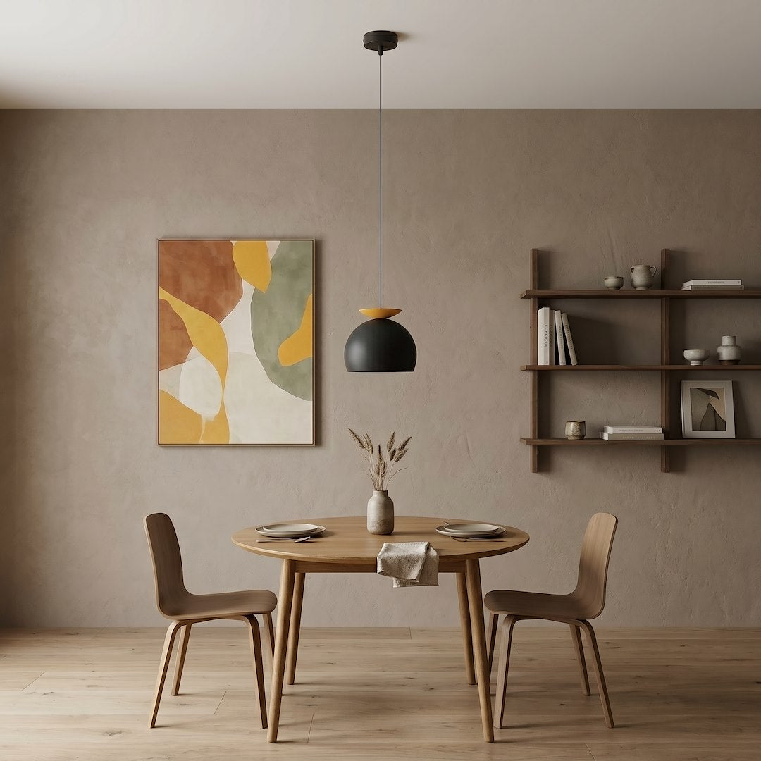 Mise en ambiance salle à manger, suspension au-dessus d'une table ronde en bois clair