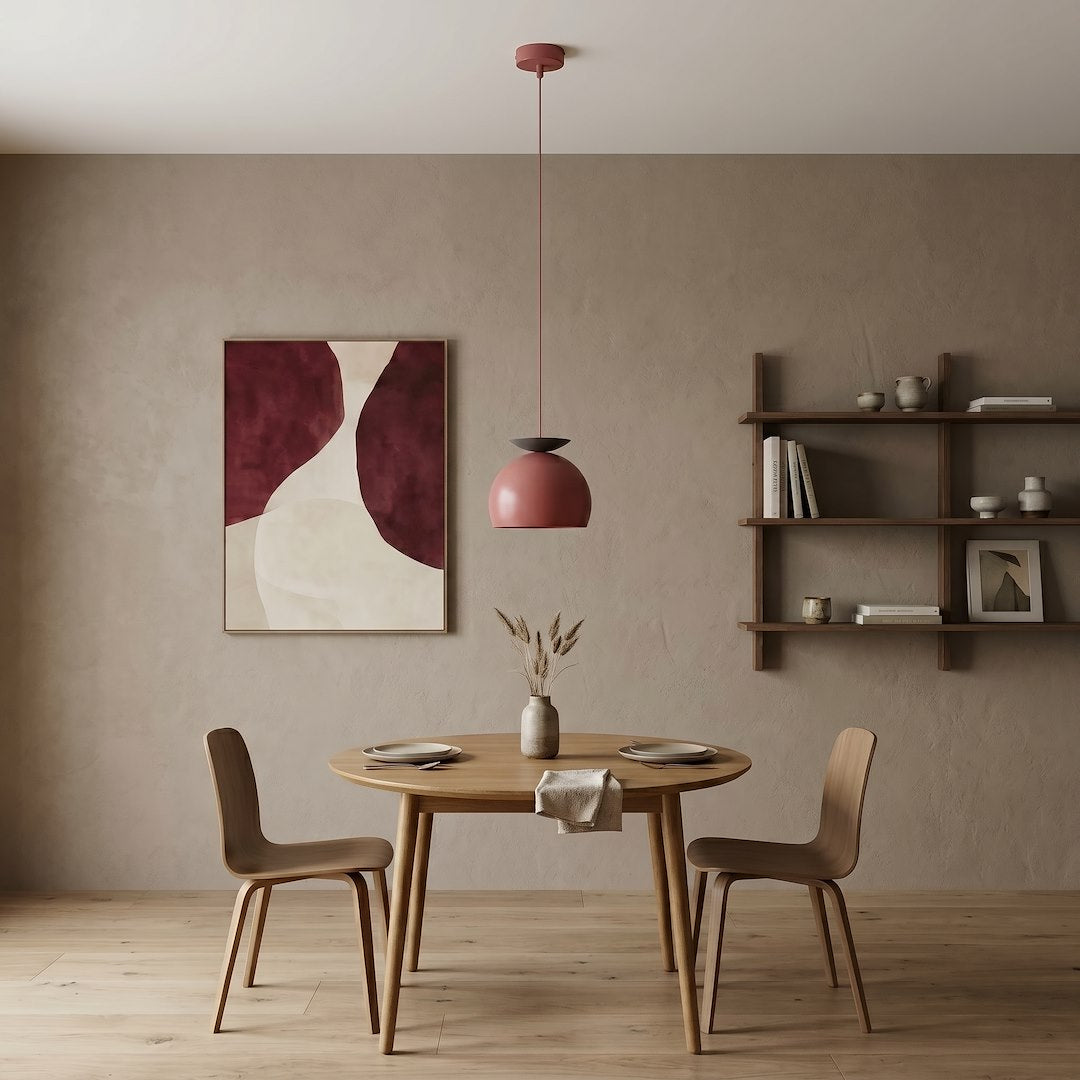 Mise en ambiance salle à manger en bois, suspension bordeaux au-dessus de la table