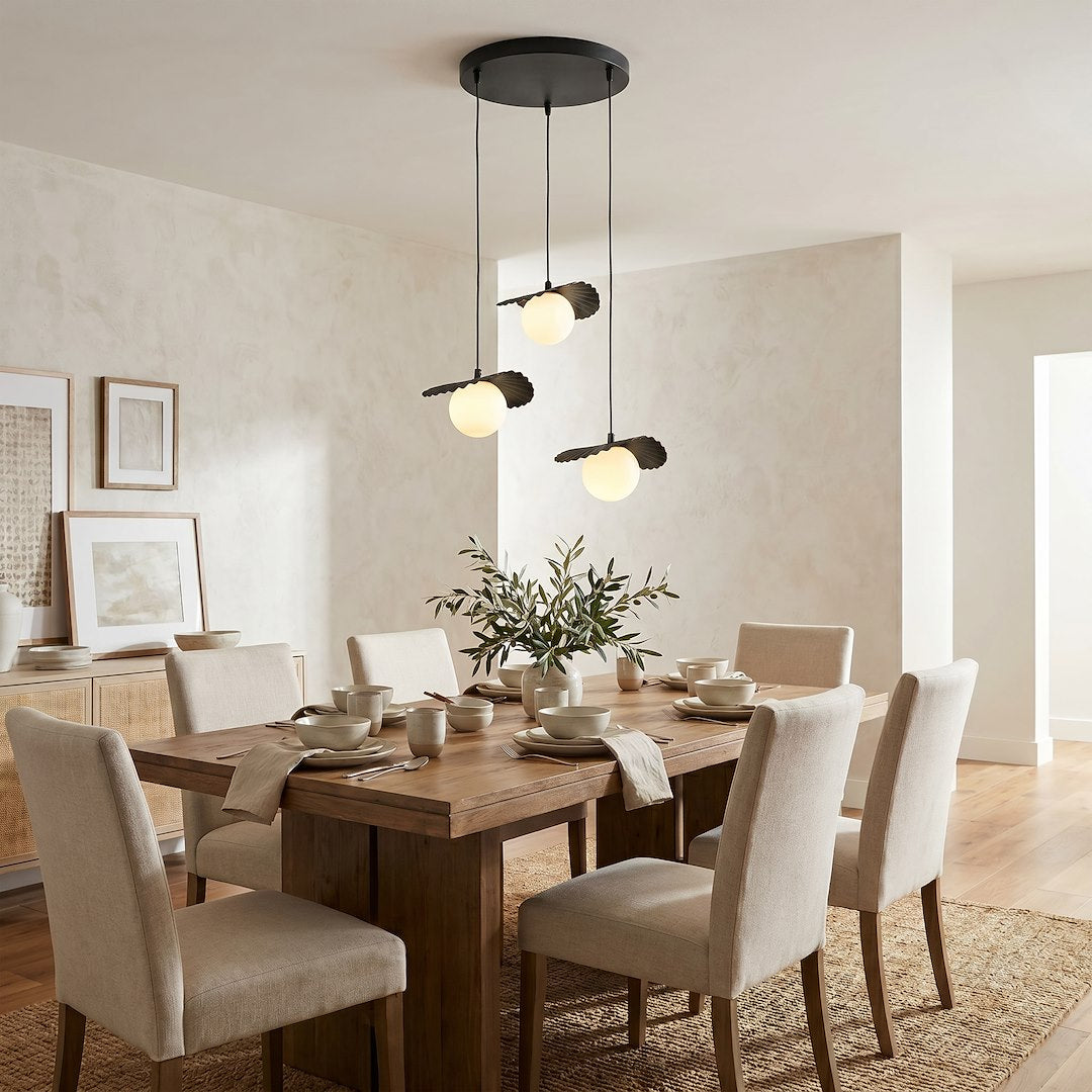 Mise en ambiance salle à manger bois clair, suspension allumée au-dessus de la table
