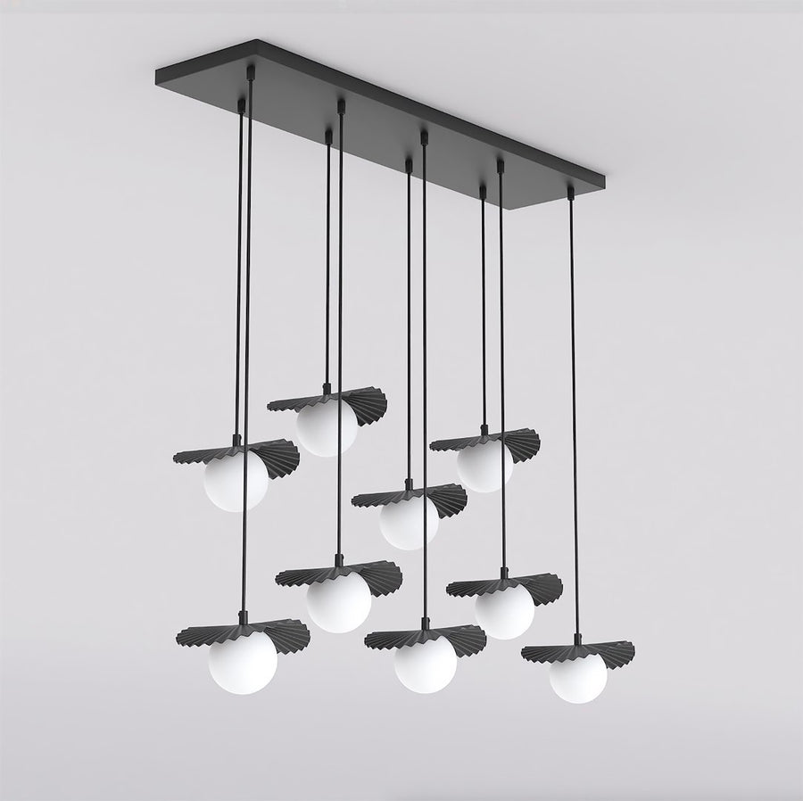 Vue en perspective du luminaire montrant la platine rectangulaire et les neuf suspensions décalées