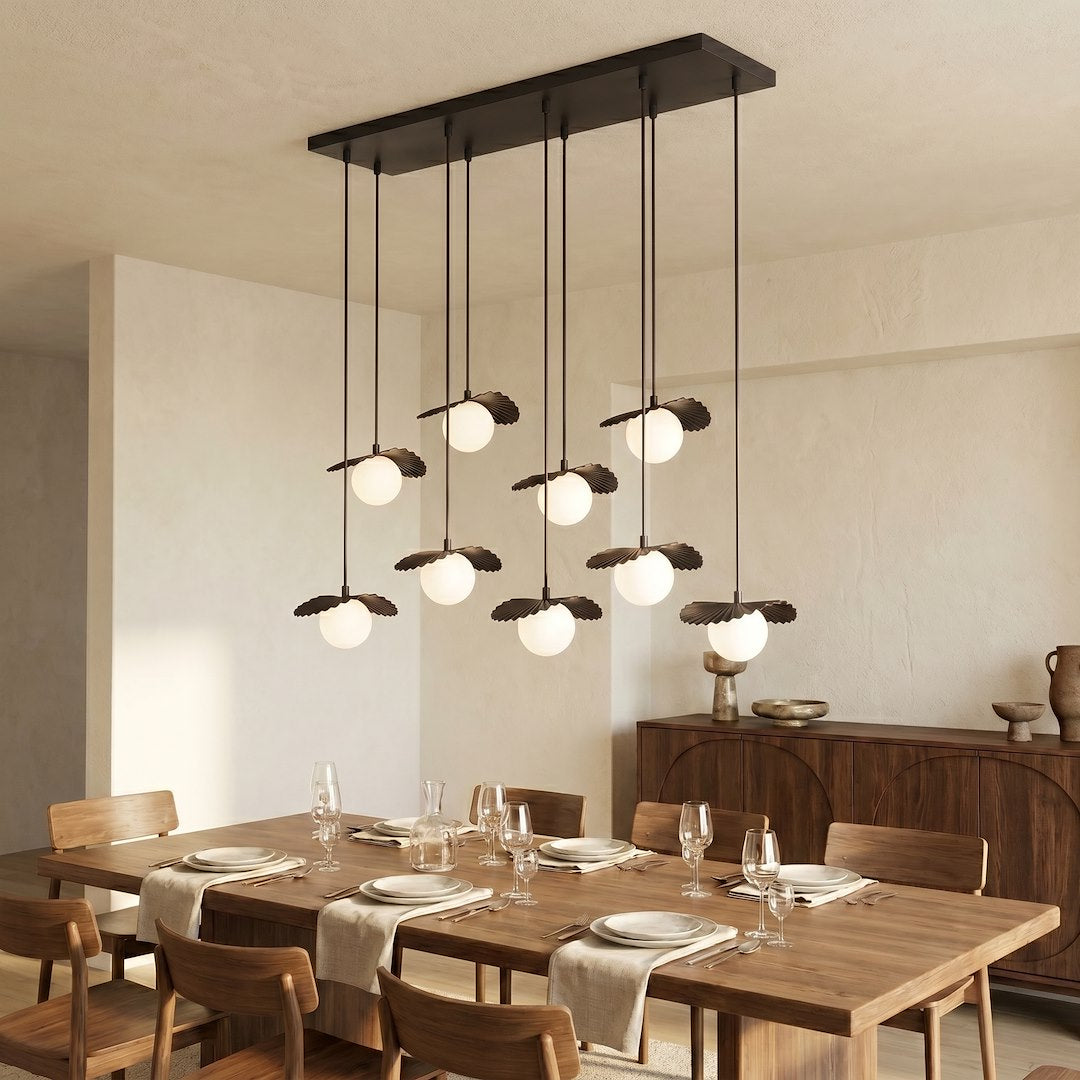 Suspension installée au-dessus d'une table à manger en bois dans une pièce claire