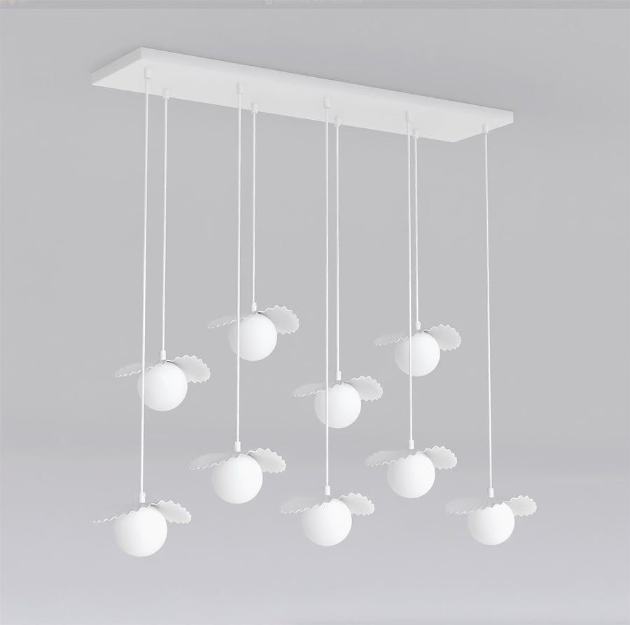 Suspension blanche à neuf globes opalins et collerettes plissées, vue de face sur fond gris