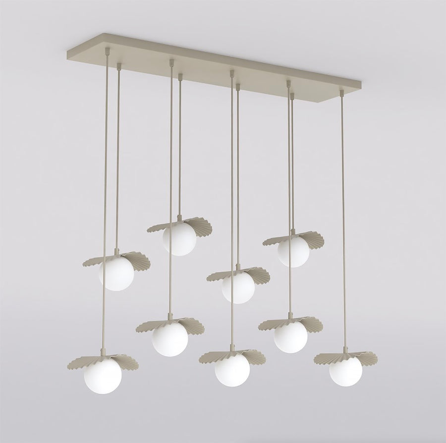 Vue de face de la suspension, plateine beige et neuf globes blancs suspendus à hauteurs variables