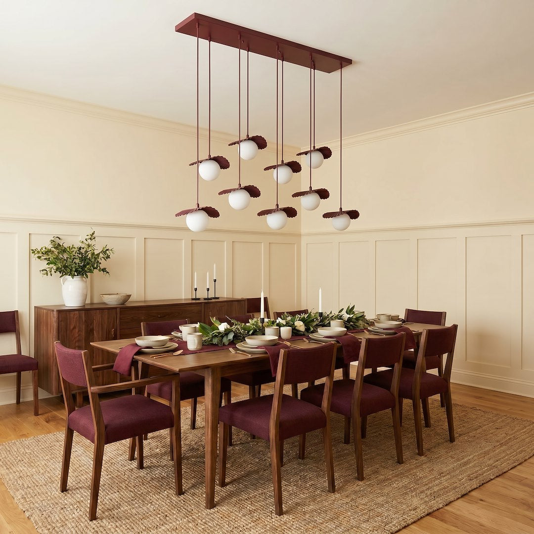 Ambiance salle à manger classique avec boiseries crème et grande table en bois.