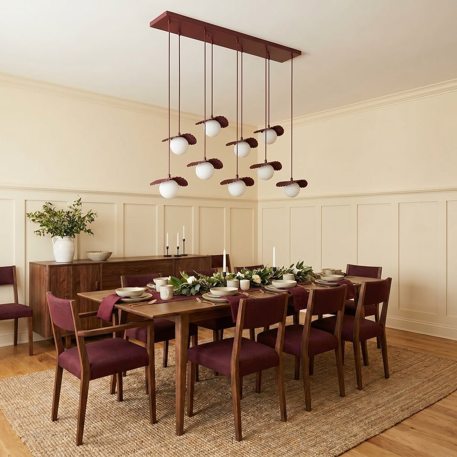 Ambiance salle à manger classique avec boiseries crème et grande table en bois.