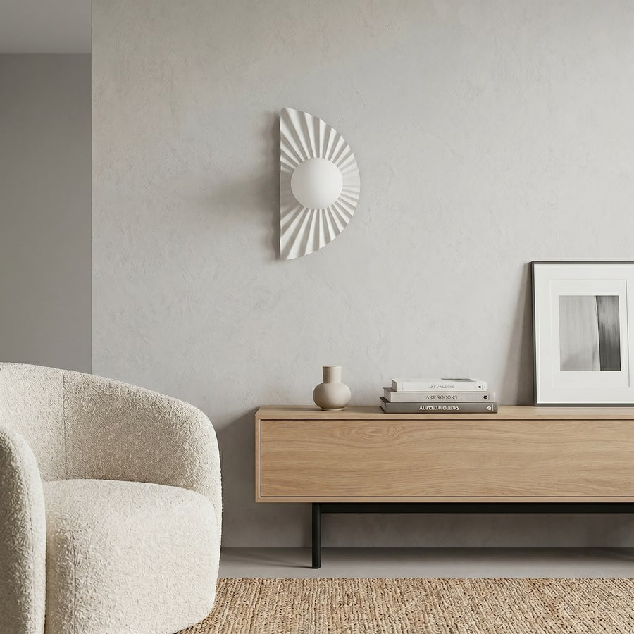 Vue d ensemble de l applique murale blanche fixée sur un mur clair, intérieur minimaliste.