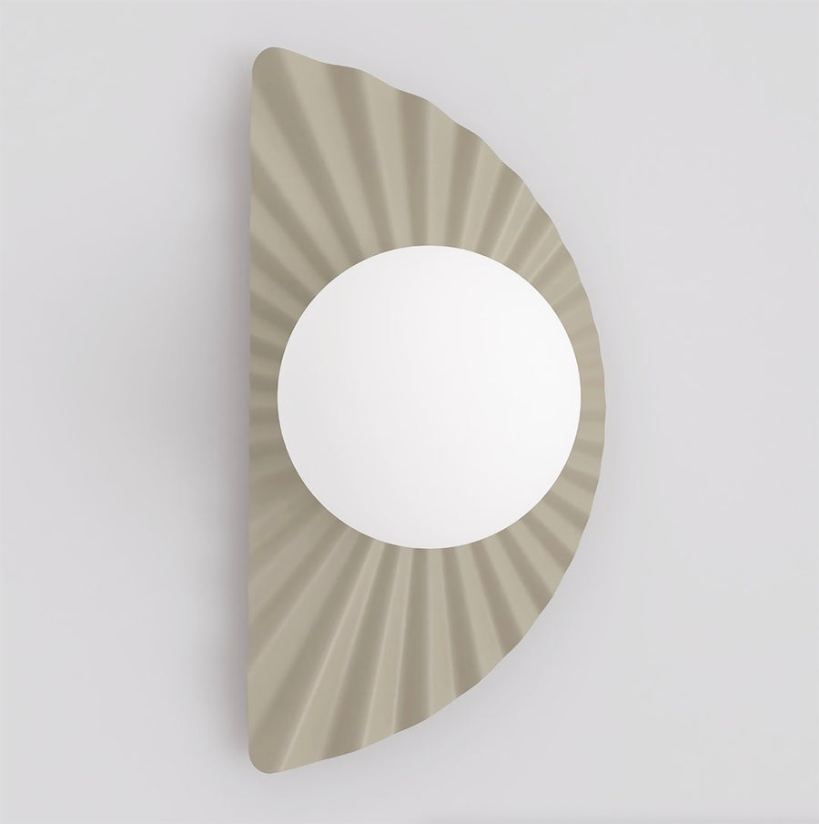 Vue de face de l'applique beige plissée avec son globe de verre blanc centré