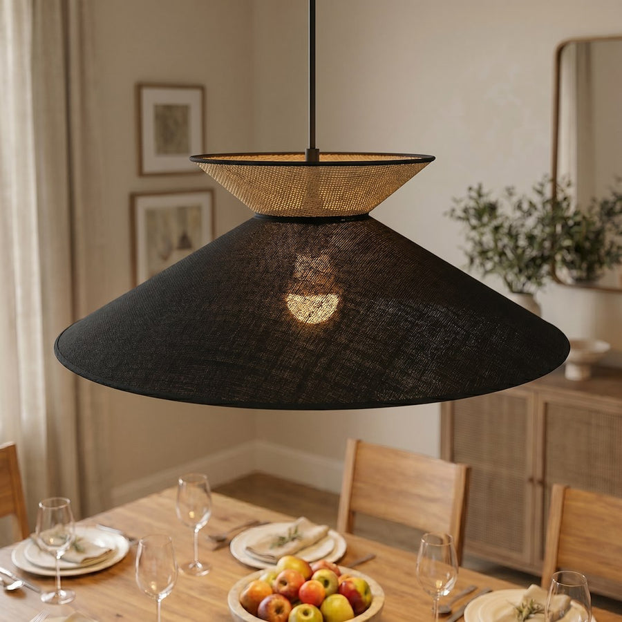 Détail rapproché du rotin tressé noir et beige et de l'ampoule allumée