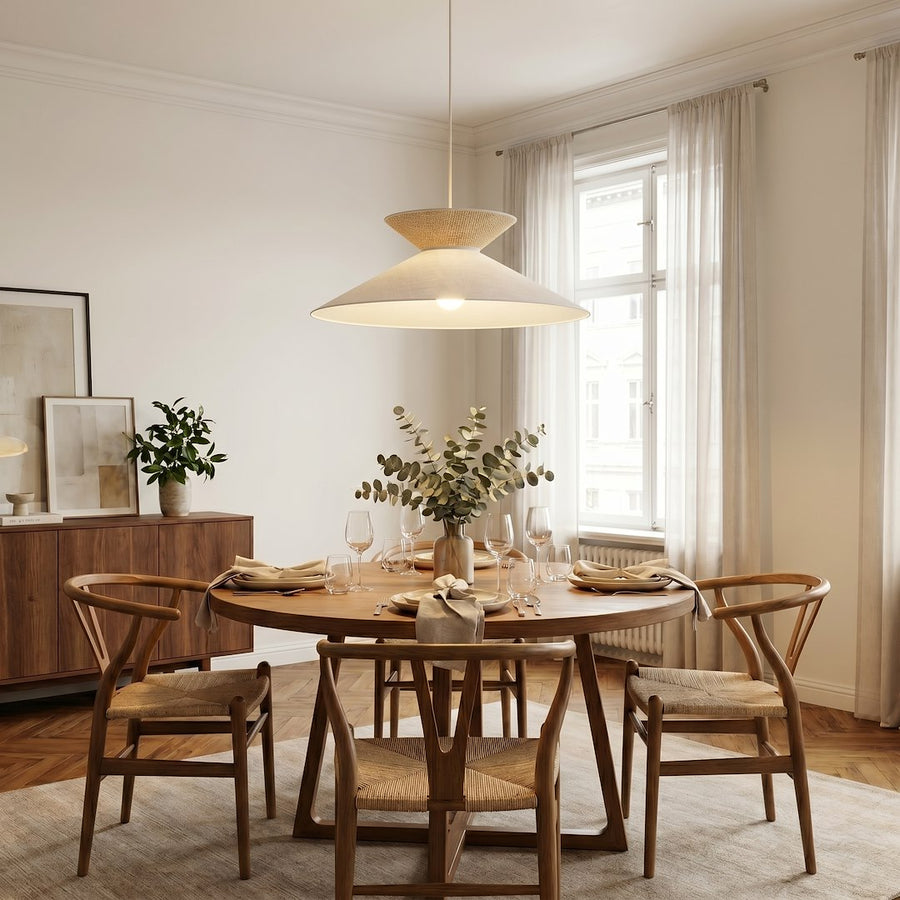 Suspension éclairée au-dessus d'une table à manger en bois et chaises
