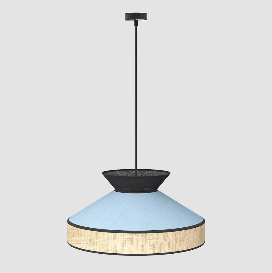 Profil du luminaire suspendu, câble noir et diffuseur arrondi en cannage naturel.