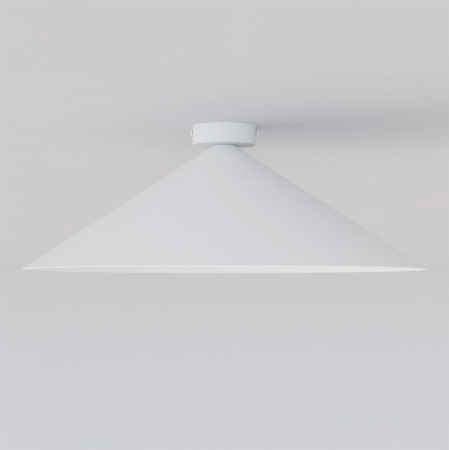 Vue de face du plafonnier conique blanc fixé au plafond, éteint