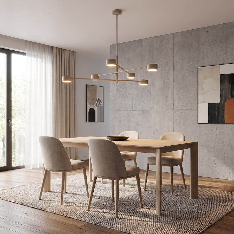 Suspension au-dessus d'une table en bois dans une salle à manger claire