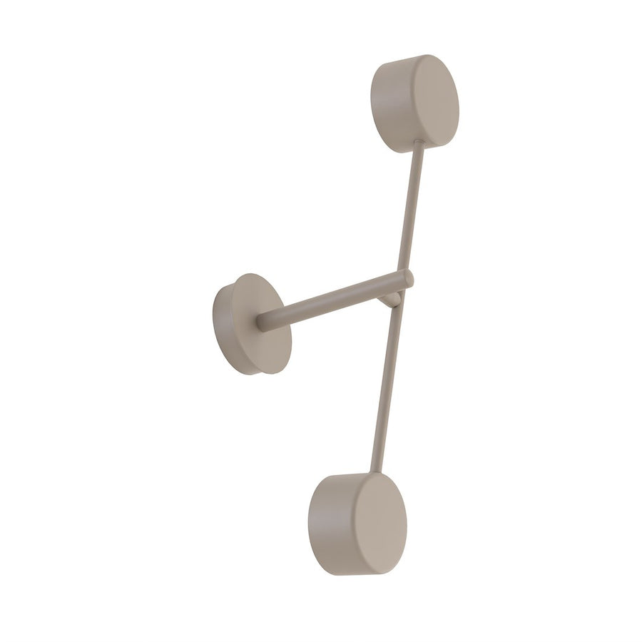 Autre angle du luminaire mural beige, mettant en évidence la platine murale et les bras.