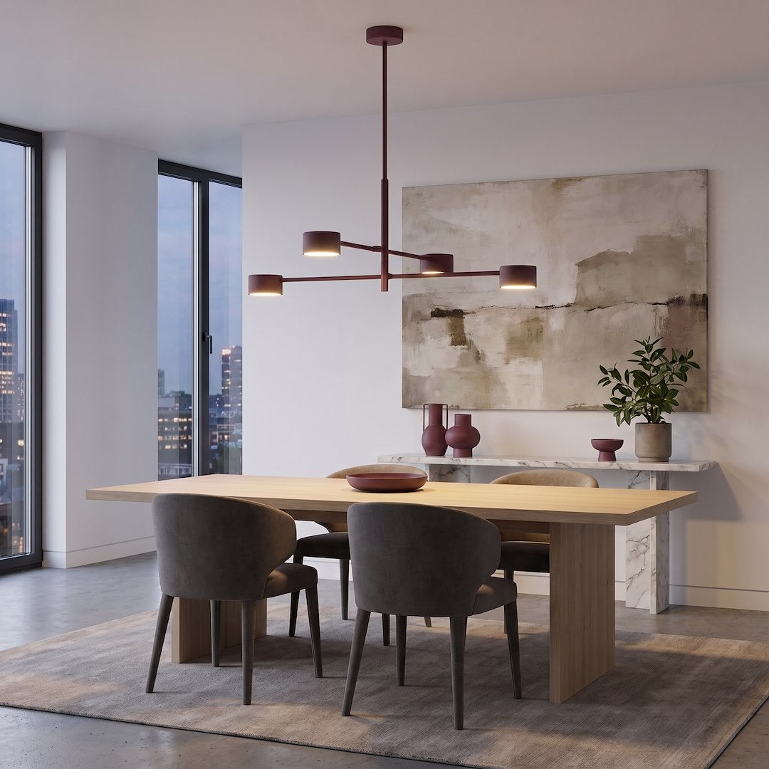 Mise en ambiance salle à manger au crépuscule, vue sur la ville illuminée
