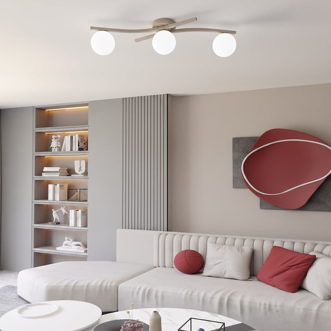 Mise en ambiance dans un salon moderne avec bibliothèque, canapé et tableau rouge.