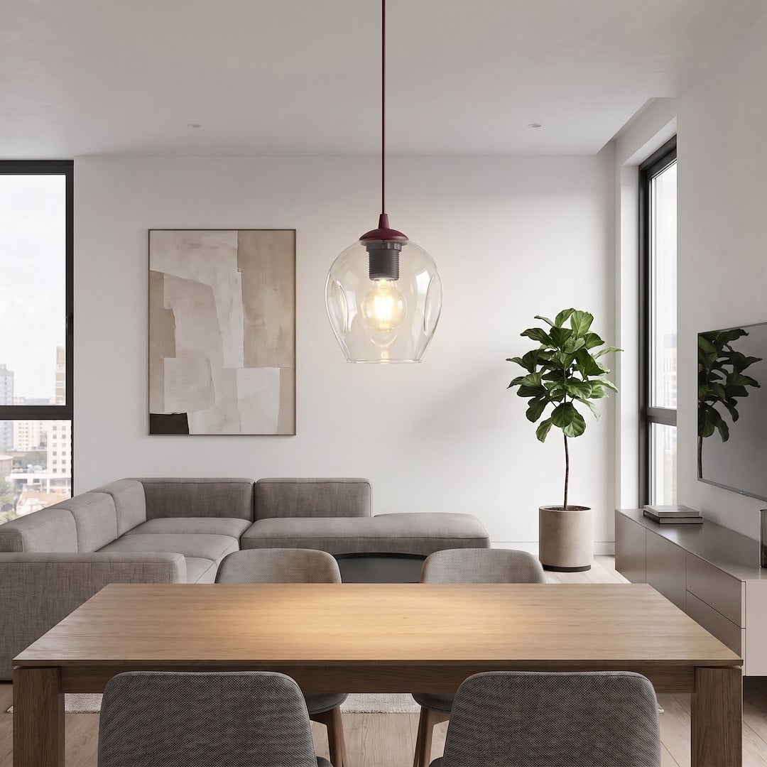 Mise en ambiance au-dessus d'une table en bois dans un séjour contemporain très lumineux