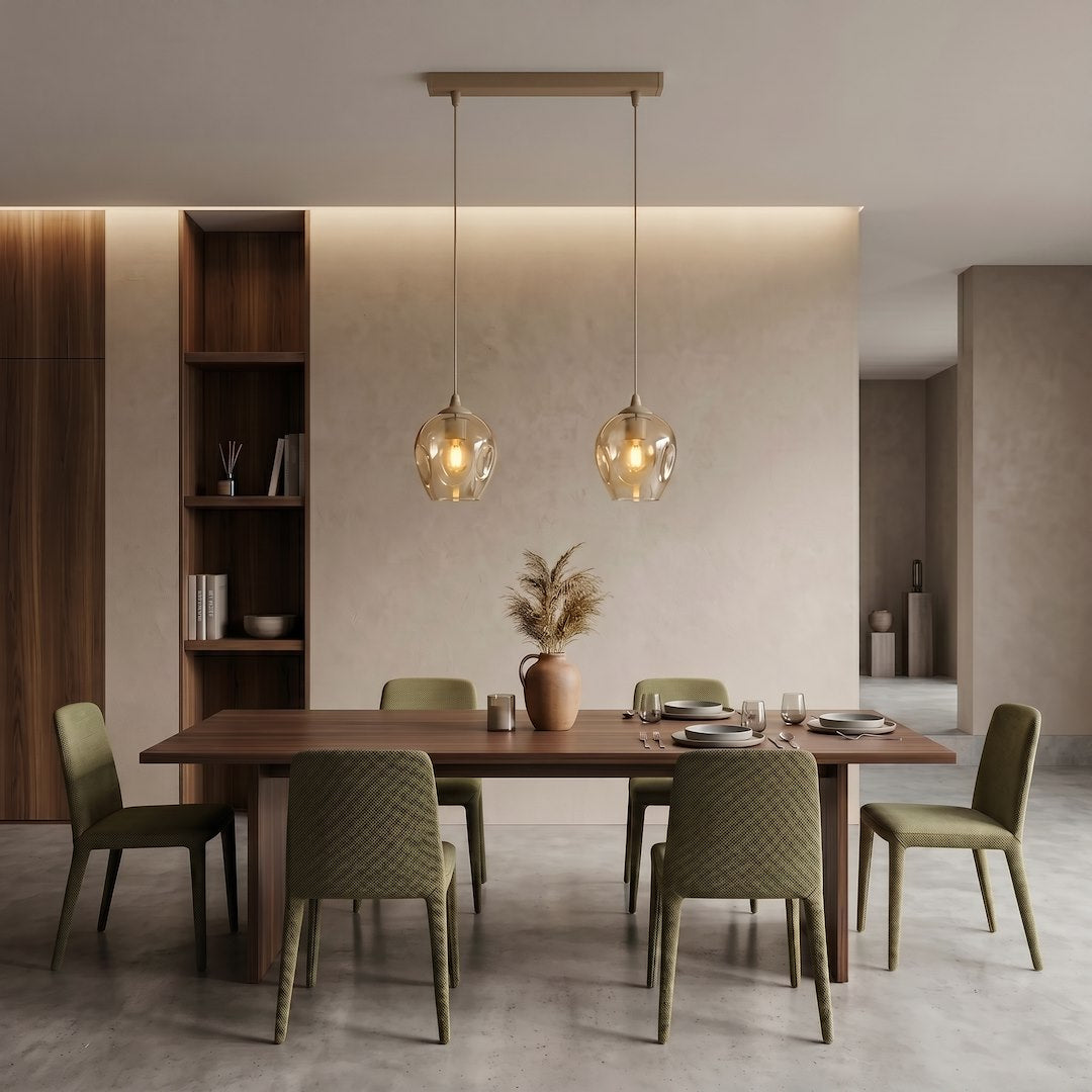 Mise en ambiance au-dessus d'une table à manger en bois, intérieur aux tons naturels.