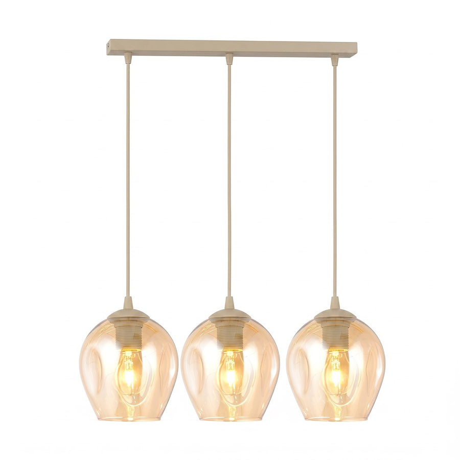 Suspension beige à trois abat-jours en verre ambré, ampoules allumées, fond blanc.