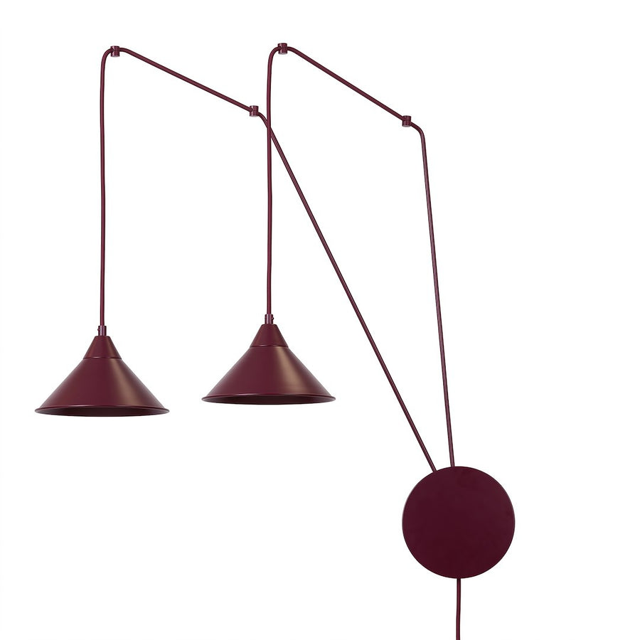 Vue produit sur fond blanc du luminaire à deux abat-jour coniques et bras métalliques bordeaux.