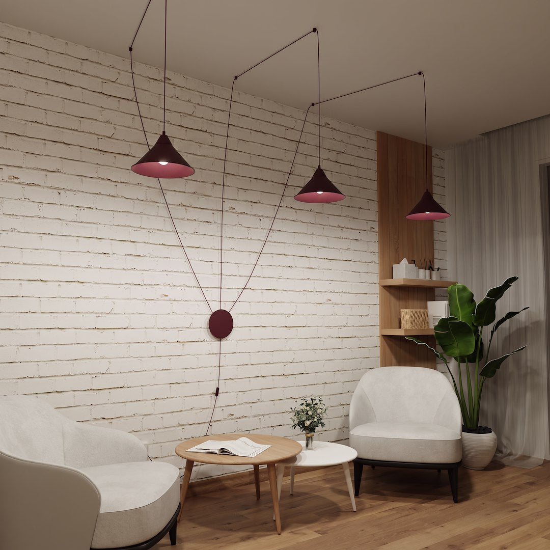 Mise en ambiance dans un salon, mur de briques blanches et trois suspensions allumées