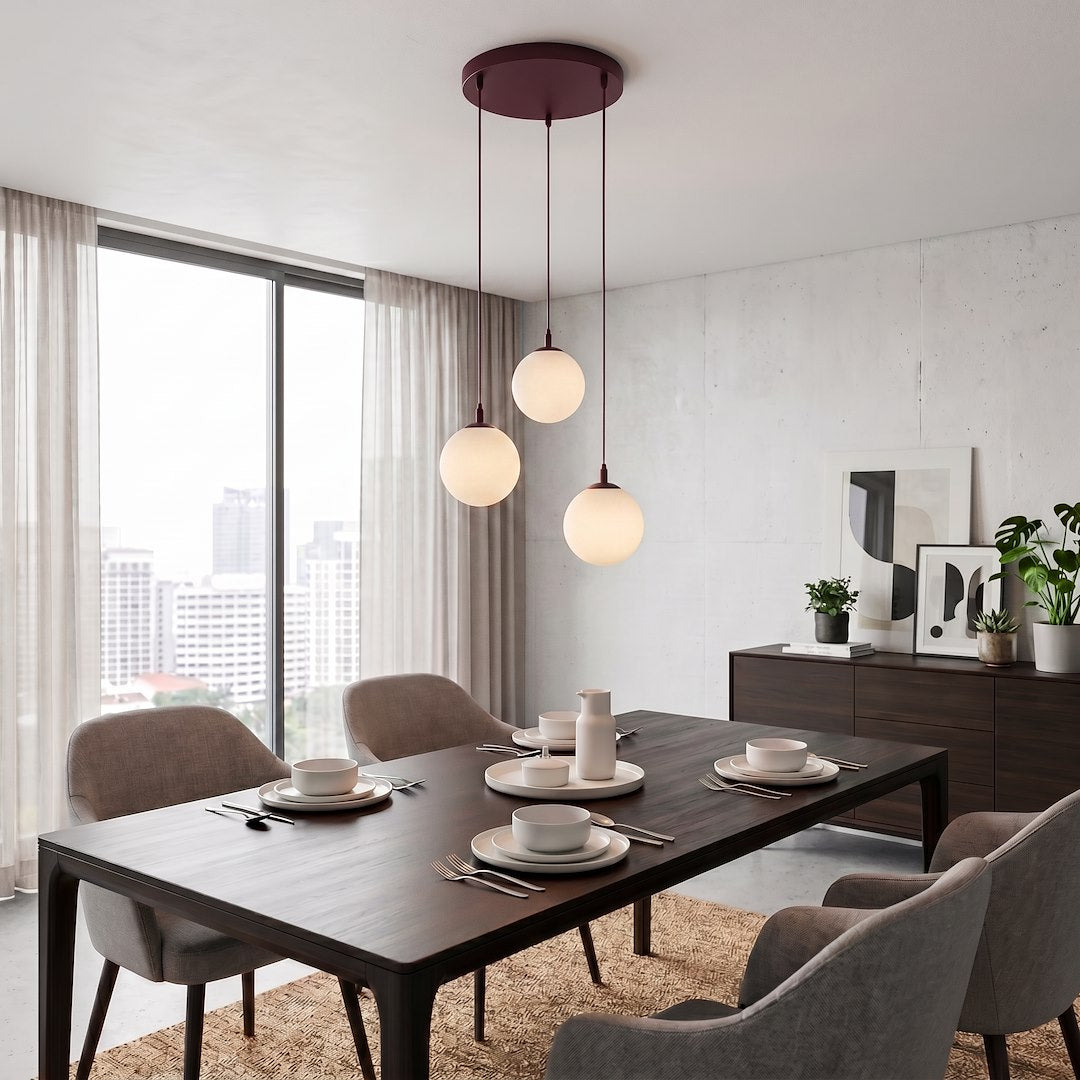 Mise en ambiance salle à manger moderne, trois globes allumés au-dessus d'une table en bois
