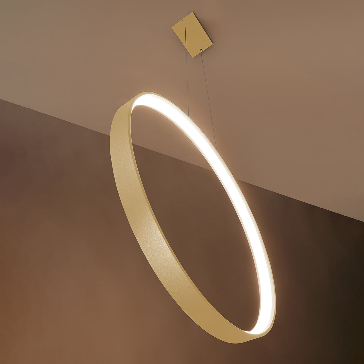 Détail de l'anneau incliné, montrant l'épaisseur et le ruban LED blanc.