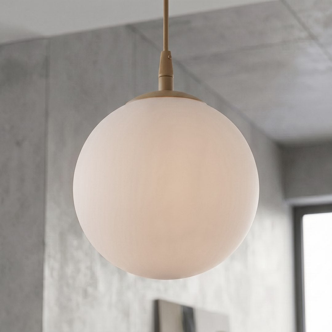 Détail rapproché de la boule de verre opalin et de la douille métallique beige
