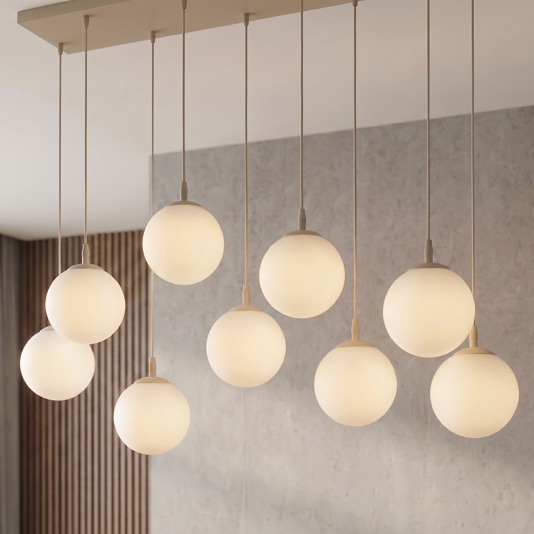Gros plan sur les globes en verre blanc et la finition beige