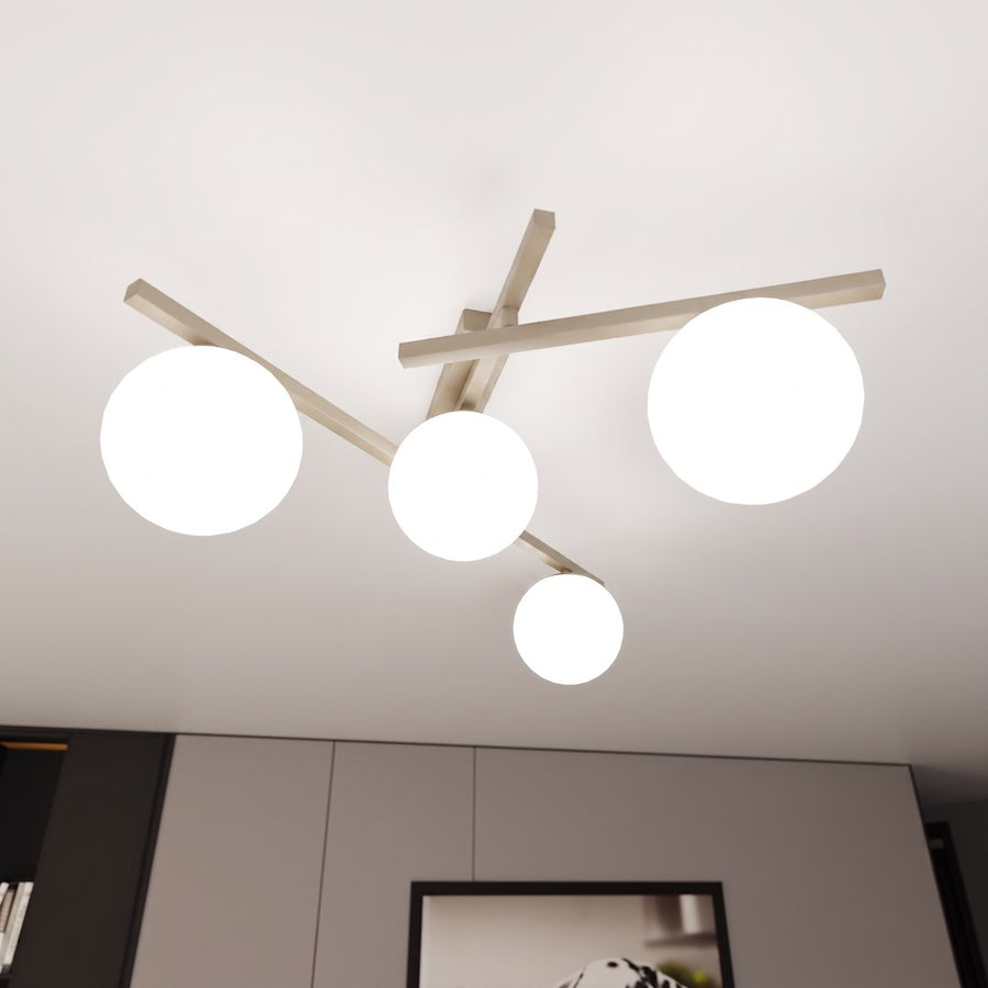 Vue en plongée du plafonnier allumé dans une pièce au plafond blanc