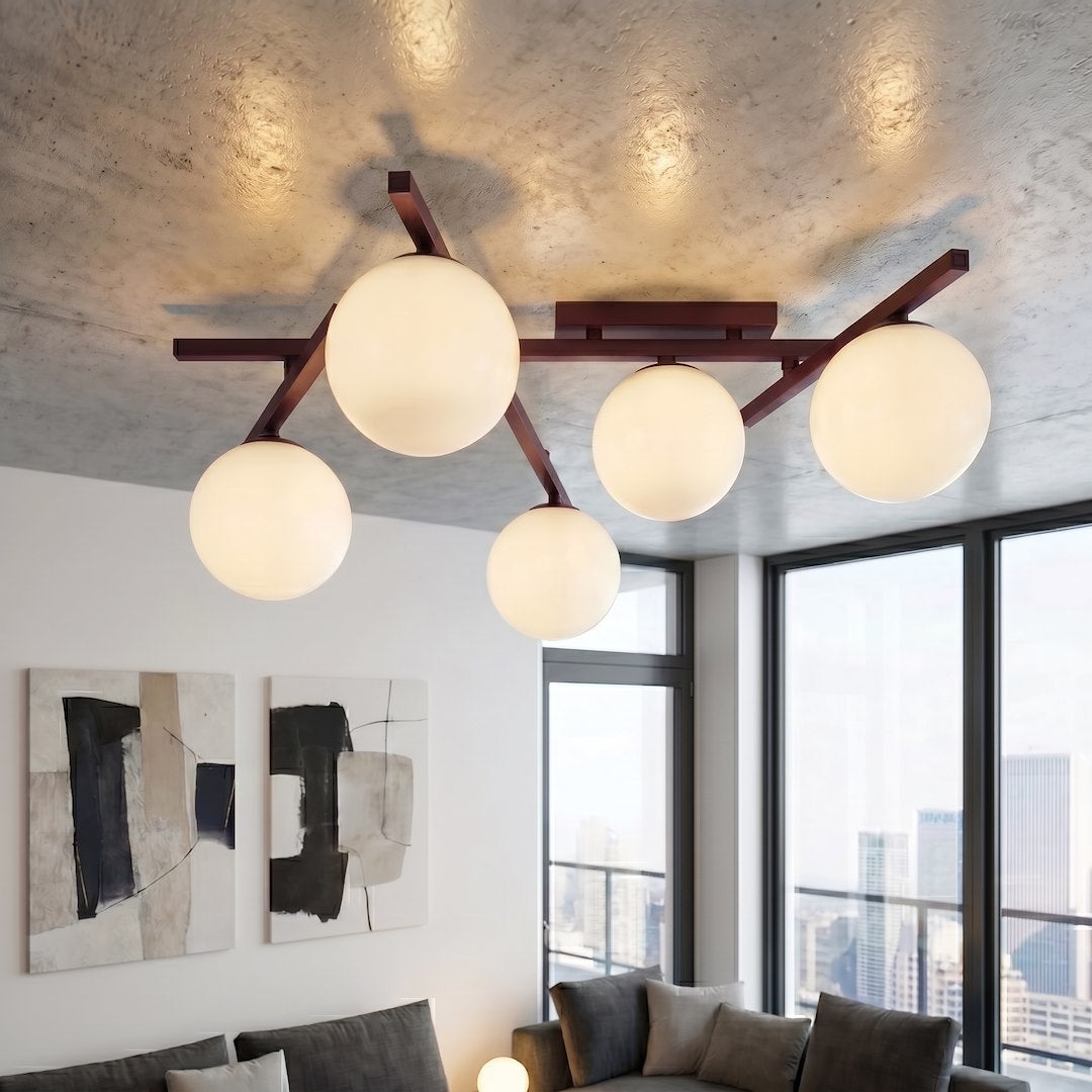 Mise en ambiance dans un salon lumineux avec plafond béton et grandes fenêtres