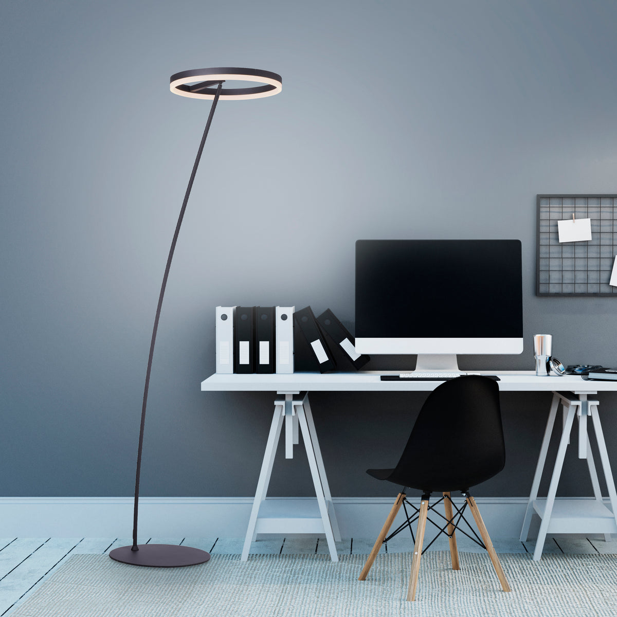 Mise en ambiance du lampadaire dans un bureau devant un ordinateur